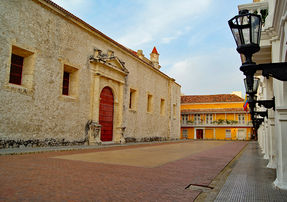 A Colombian woman at the plaza de Santo Domingo