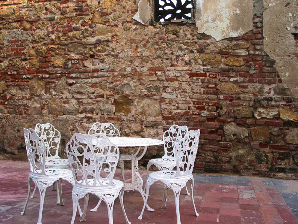 A simple table in an outdoor Colombian restaurant at the Castle by Puerto Colombia