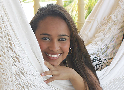 Head-shot of a Barranquilla woman laying on a hammock.