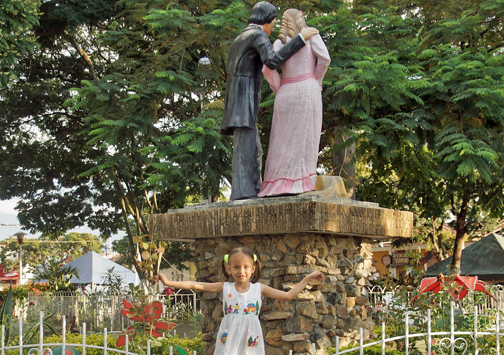 Statue of Efrain Maria