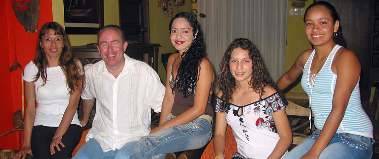 A small introduction event showing a man meeting Colombian women in a relaxed, friendly environment