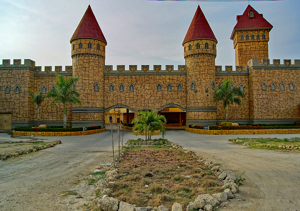 A Colombian motel designed as a castle with walls and towers