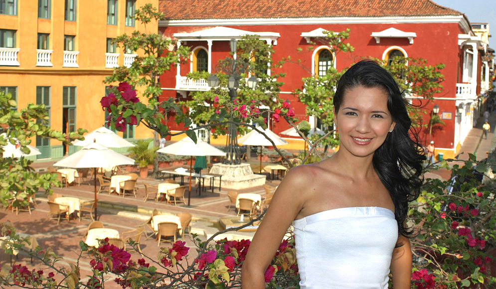 Plaza de Santo Domingo, Cartagena with Colombia woman in white