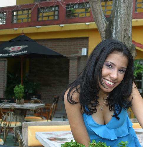 Beautiful Colombian bride in a Barranquilla outdoor cafe