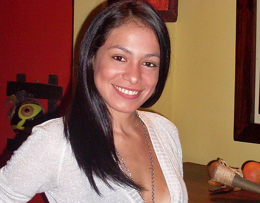Attractive, smiling 30 year old Latin woman