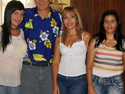 A pleased man posing with attractive Colombian women after his introductions