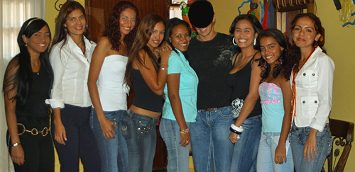 An American man posing with eight very attractive Colombian women after his romance tour introductions
