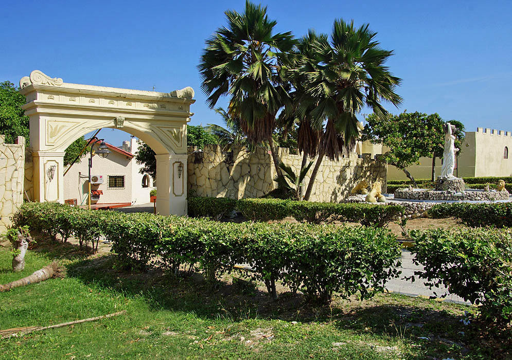 Barranquilla Motel A Colombian motel with an ancient Greek architect
