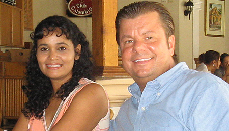 Pareja sonriente sentada disfrutando de su nueva vida juntos
