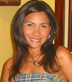 Mujer colombiana sonriente en su perfil matrimonial