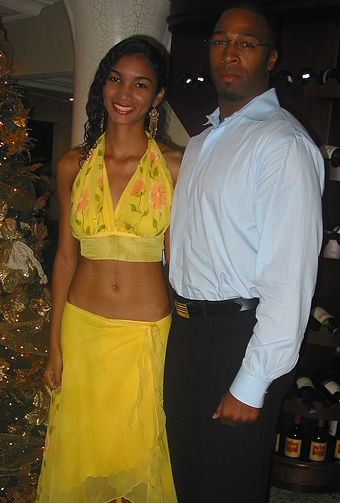 Pareja morena feliz, ella sonriente junto a su media naranja