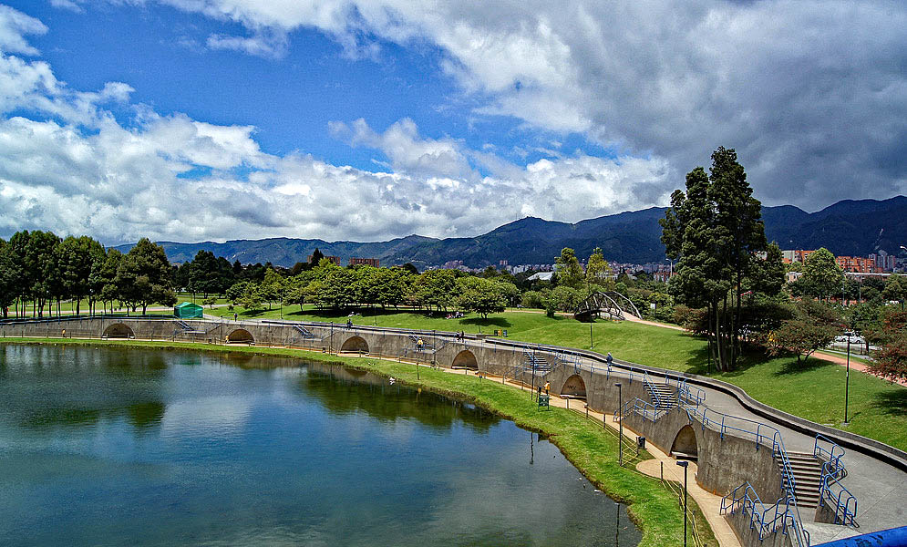 Park Simon Bolívar Bogotá An elevated walkway along the lake shore under blue skies