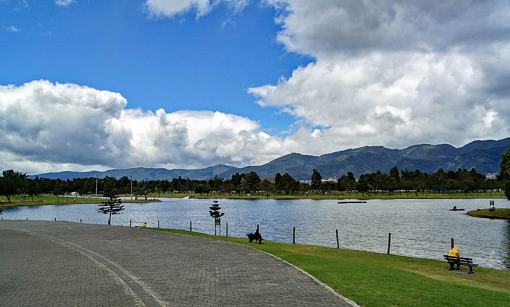 Parque Simón Bolívar A large park with grass and trees