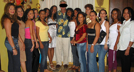 A happy man surrunded by many Colombian women during a romance tour