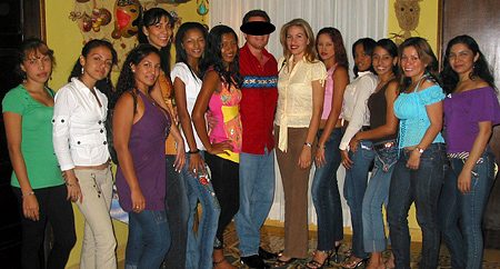 A happy man surrunded by many Colombian women during a romance tour