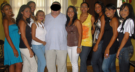 A happy man surrunded by many Colombian women during a romance tour