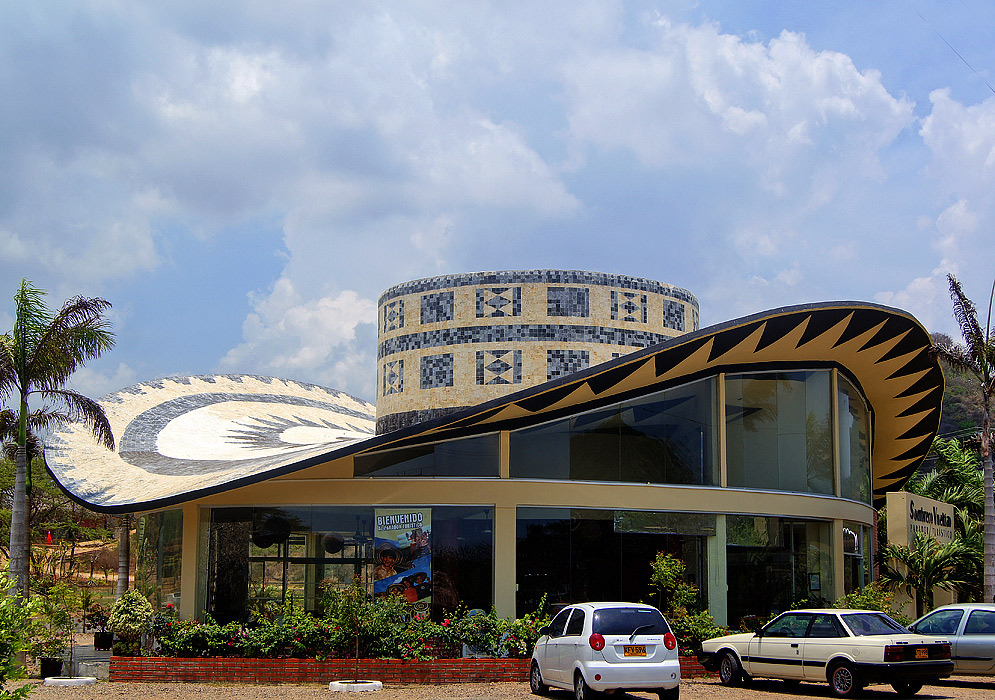 A restaurant between Cartagena and Barranquilla designed as a Sombrero