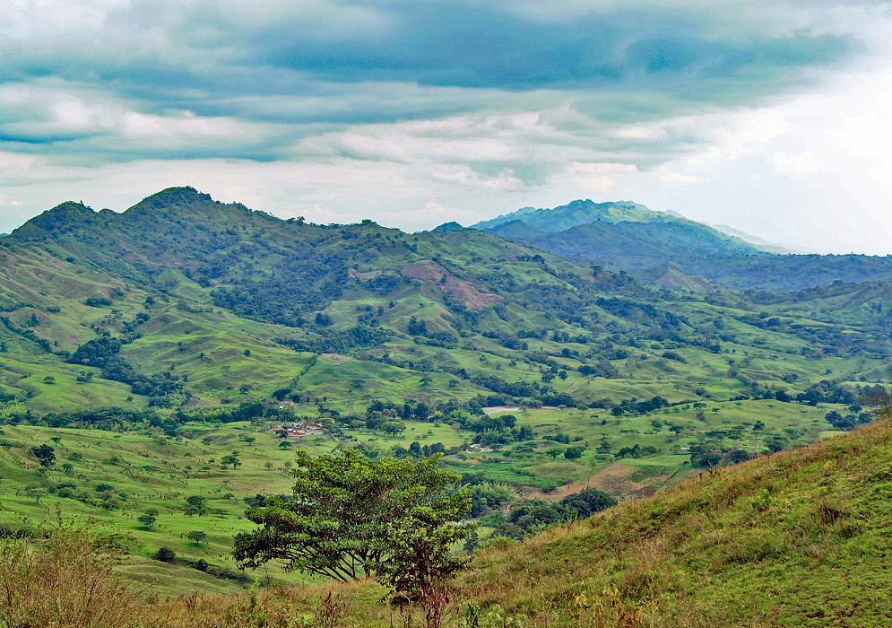 Mountain vista west of Pereira
